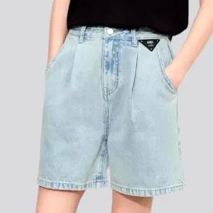 Pleated waistline light wash women's denim shorts