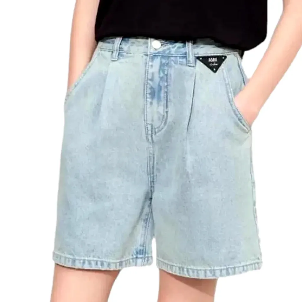 Pleated waistline light wash women's denim shorts